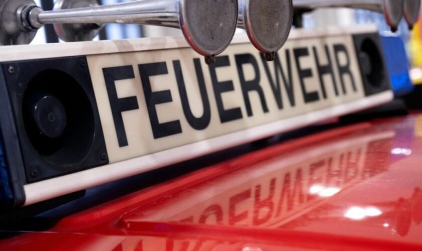 Ein Brand in einem Rastatter Wohnhaus löst einen größeren Einsatz von Feuerwehr und Rettern aus. (Symbolbild) Foto: Sven Hoppe/d