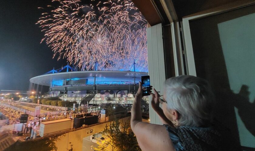 « On n’a jamais vu ça » : au Gai Logis, face au Stade de France, on a vibré pour la cérémonie de clôture des JO