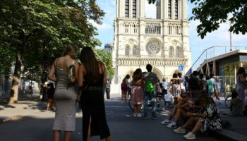 «On voulait profiter des dernières heures des JO» : les Parisiens et les touristes savourent avant la cérémonie de clôture