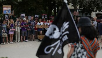 Paris : une centaine de manifestants réunis pour la libération de Paul Watson