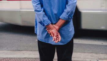 Persuadé que le conducteur de bus est une star, il le stalke pendant soixante ans