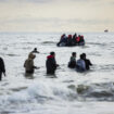 Plus de 700 migrants traversent la Manche, deux morts après un naufrage