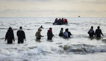 Plus de 700 migrants traversent la Manche, deux morts après un naufrage