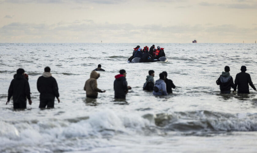 Plus de 700 migrants traversent la Manche, deux morts après un naufrage