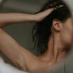 Affäre: Eine Frau ist schemenhaft in einem Spiegel zu sehen