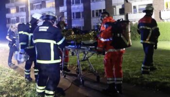 Sechs Verletzte: Balkon-Unfall: Einsatzkräfte über Risiko-Rettung in Hamburg