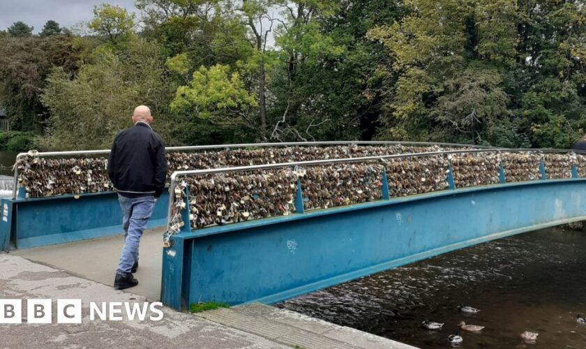 Should landmark love lock bridge be preserved?