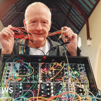 Snooker legend Davis to play synth gig in cathedral