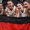 Feiern mit der Fahne: Die 3x3-Basketballerinnen. Foto: Sina Schuldt/dpa