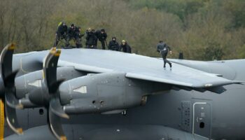 Tom Cruise en cinq cascades spectaculaires, avant la cérémonie de clôture des Jeux