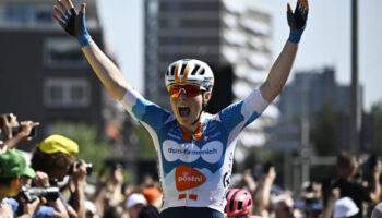 Tour de France : chez elle, Charlotte Kool remporte la 1re étape et prend le maillot jaune