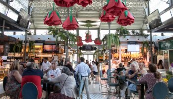 Turistas en el Mercado Victoria: un oasis en las tórridas tardes de la ciudad