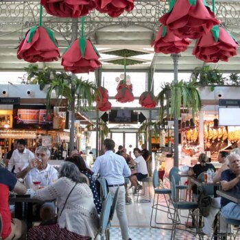 Turistas en el Mercado Victoria: un oasis en las tórridas tardes de la ciudad