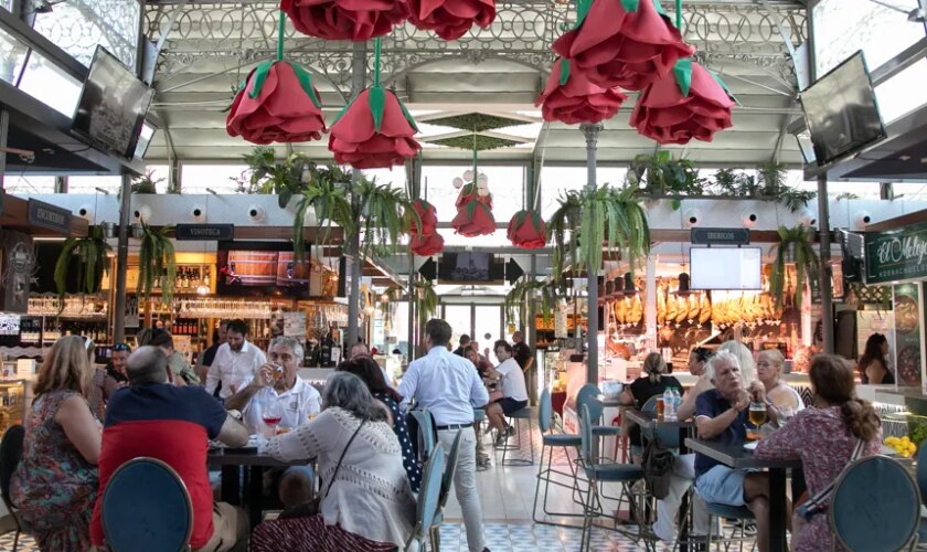 Turistas en el Mercado Victoria: un oasis en las tórridas tardes de la ciudad