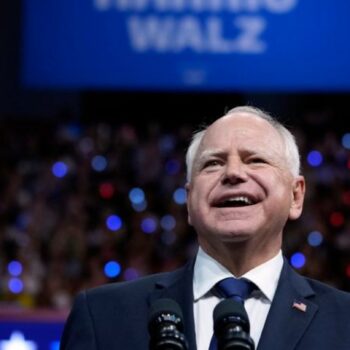 Tim Walz startet als Vizekandidat der Demokraten in den Wahlkampf. Foto: Matt Rourke/AP/dpa