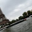 Un homme escalade la tour Eiffel à mains nues avant d’être arrêté par la police