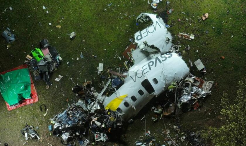 Die Maschine der Fluggesellschaft VoePass stürzte am Freitag in der Kleinstadt Vinhedo ab. Foto: Andre Penner/AP/dpa