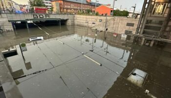 Erneut sind bei einem heftigen Unwetter Autofahrer in Nürnberg in überfluteten Unterführungen steckengeblieben. (Symbolbild) Fot