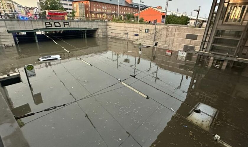 Erneut sind bei einem heftigen Unwetter Autofahrer in Nürnberg in überfluteten Unterführungen steckengeblieben. (Symbolbild) Fot