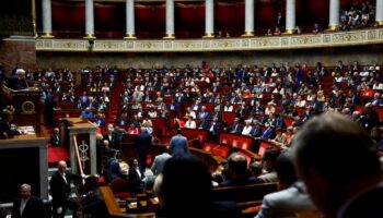 «&nbsp;On n’est plus à l’abri de rien&nbsp;»&nbsp;: à l’Assemblée, la prochaine dissolution est déjà dans toutes les têtes