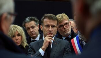 Le président Emmanuel Macron à Clairemarais, une des communes du Pas-de-Calais frappées par des inondations, le 14 novembre 2023