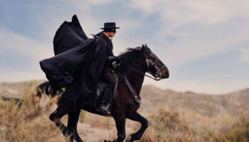 On a vu la nouvelle série Zorro avec Jean Dujardin avant sa sortie, voici ce qu'on en a pensé