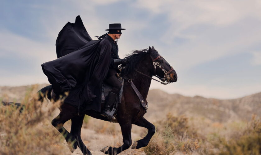 On a vu la nouvelle série Zorro avec Jean Dujardin avant sa sortie, voici ce qu'on en a pensé