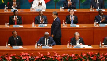 Le président chinois Xi Jinping (C) est applaudi avant de prononcer son discours lors du sommet du Forum sur la coopération Chine-Afrique, à Pékin le 5 septembre 2024