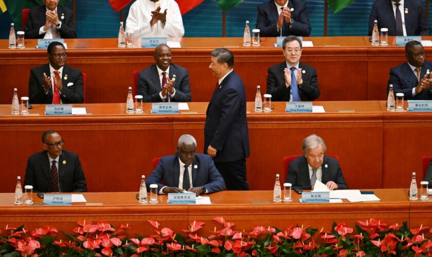 Le président chinois Xi Jinping (C) est applaudi avant de prononcer son discours lors du sommet du Forum sur la coopération Chine-Afrique, à Pékin le 5 septembre 2024