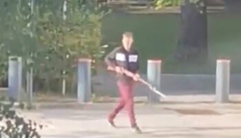 München: Aufnahme zeigt den 18-jährigen Schützen mit seiner Waffe