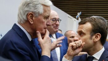 Le Président Emmanuel Macron (d) s'entretient avec le commissaire européen Michel Barnier (g) lors du salon de l'Agriculture le 23 février 2019