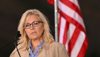 L'élue républicaine Liz Cheney s'adresse à ses supporteurs après sa défaite à la primaire dans le Wyoming, le 16 août 2022 à Jackson