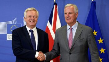 Les deux négociateurs en chef pour l'UE et le Royaume-Uni, Michel Barnier (D) et David Davis (G), se serrent la main avant des négociations sur le Brexit à Bruxelles, le 17 juillet 2017