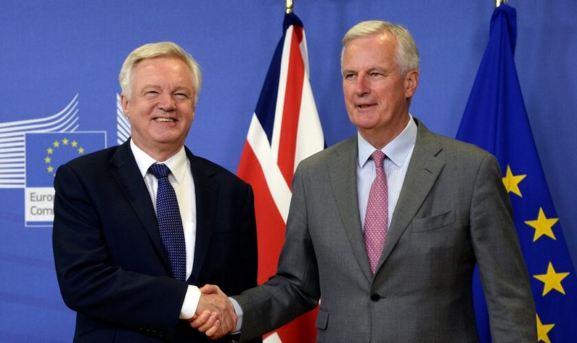 Les deux négociateurs en chef pour l'UE et le Royaume-Uni, Michel Barnier (D) et David Davis (G), se serrent la main avant des négociations sur le Brexit à Bruxelles, le 17 juillet 2017