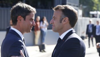 Le Premier ministre démissionnaire Gabriel Attal (gauche) et le président Emmanuel Macron le 14 juillet 2024 à Paris