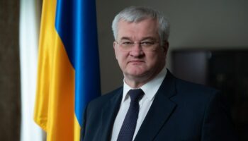 Le nouveau ministre ukrainien des Affaires étrangères Andriï Sybiga posant à côté d'un drapeau ukrainien (photographie non datée, diffusée par le service de presse du ministère le 5 septembre 2024)