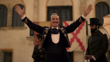 Jean Dujardin pense que son « Zorro » de série n’a rien à voir avec OSS 117, et pourtant…