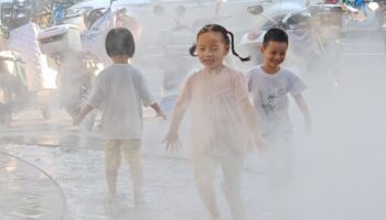 Les enfants jouent sur une place commerciale à Shanghai, en Chine, le 1er septembre 2024.