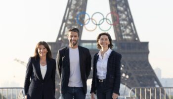 La maire de Paris Anne Hidalgo, le président du Cojo Tony Estanguet et la ministre des Sports et des Jeux olympiques Amélie Oudéa-Castéra, devant la tour Eiffel.