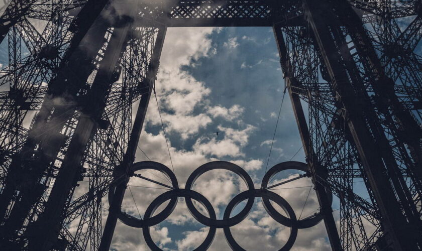 JO : Anne Hidalgo insiste sur le maintien des anneaux olympiques sur la Tour Eiffel «jusqu’en 2028» et «peut-être» après