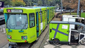 Pakete kommen mit der Tram und dem Lastenrad