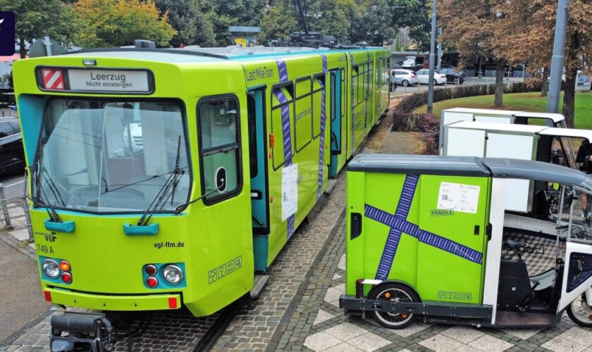 Pakete kommen mit der Tram und dem Lastenrad