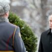 Le président russe Vladimir Poutine assiste à une cérémonie de dépôt de gerbes sur la tombe du soldat inconnu, près du Kremlin, à l'occasion de la journée célébrant les forces armées russes, à Moscou, le 23 février 2024