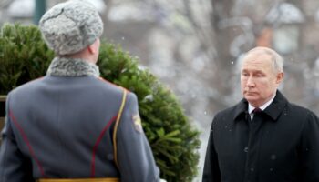 Le président russe Vladimir Poutine assiste à une cérémonie de dépôt de gerbes sur la tombe du soldat inconnu, près du Kremlin, à l'occasion de la journée célébrant les forces armées russes, à Moscou, le 23 février 2024