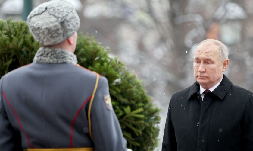 Le président russe Vladimir Poutine assiste à une cérémonie de dépôt de gerbes sur la tombe du soldat inconnu, près du Kremlin, à l'occasion de la journée célébrant les forces armées russes, à Moscou, le 23 février 2024