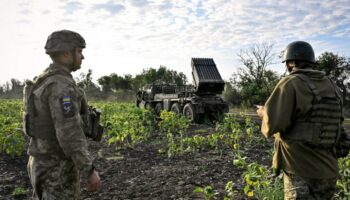 Des artilleurs de la 110e brigade mécanisée servant dans la direction de Pokrovsk, à côté d'un lance-roquettes multiple RM-70, dans la région de Donetsk, en Ukraine, le 7 août 2024