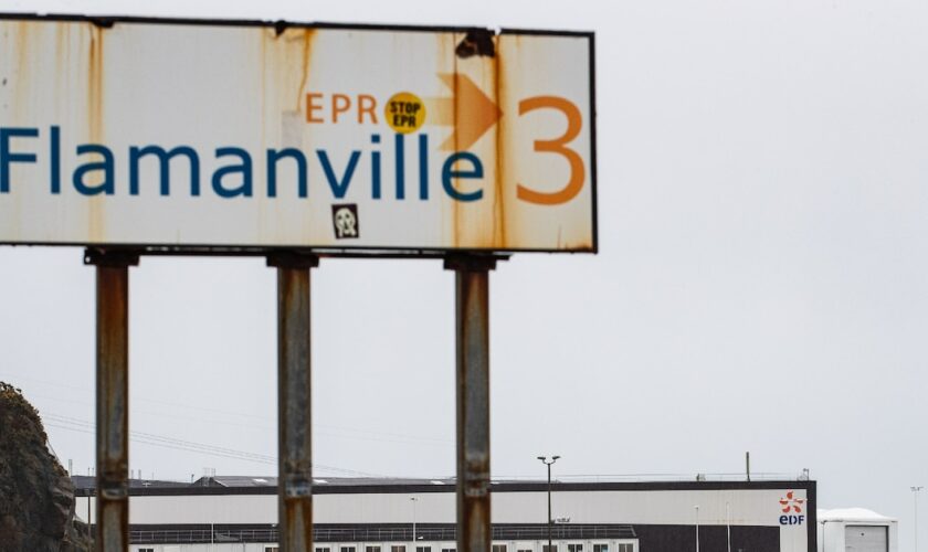 A l'entrée du site nucléaire de Flavanville, dans la Manche, le 31 mars 2022