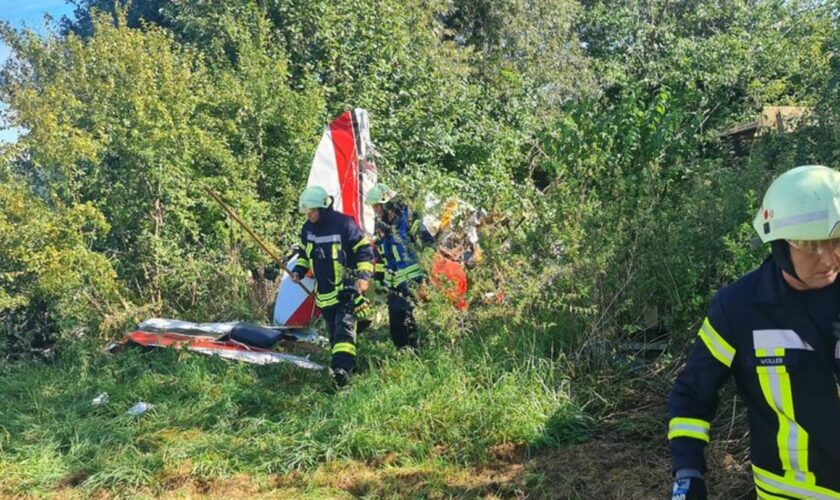 In diesem Wrack eines Kleinflugzeugs ist am Morgen in Gütersloh der 67 Jahre alte Pilot ums Leben gekommen. Foto: Andreas Eickho