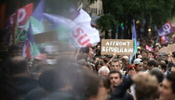 En colère et “reléguée au rôle d’opposition impuissante”, la gauche descend dans la rue