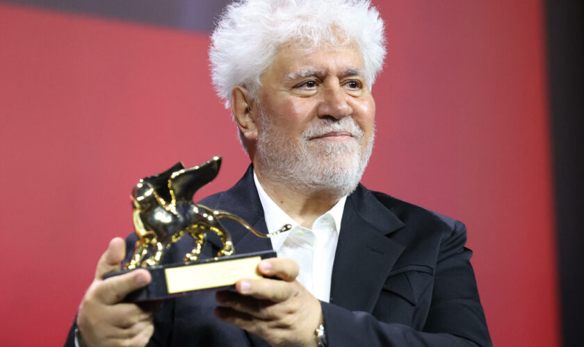 À la Mostra de Venise, le Lion d’or décerné à l’Espagnol Pedro Almodovar, pour « La chambre d’à côté »